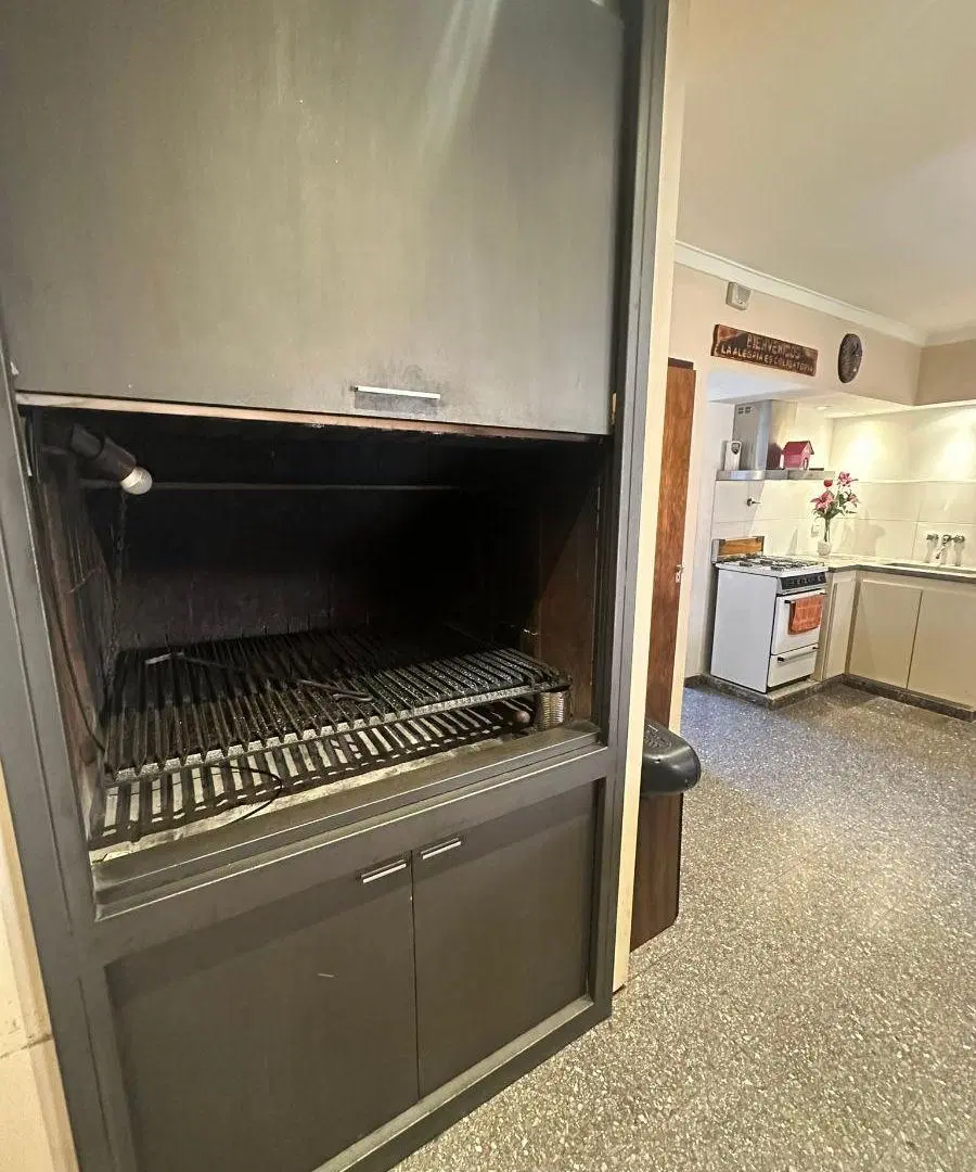 Chalet en venta apto credito c/ cochera doble y quincho en Los Pinares 4