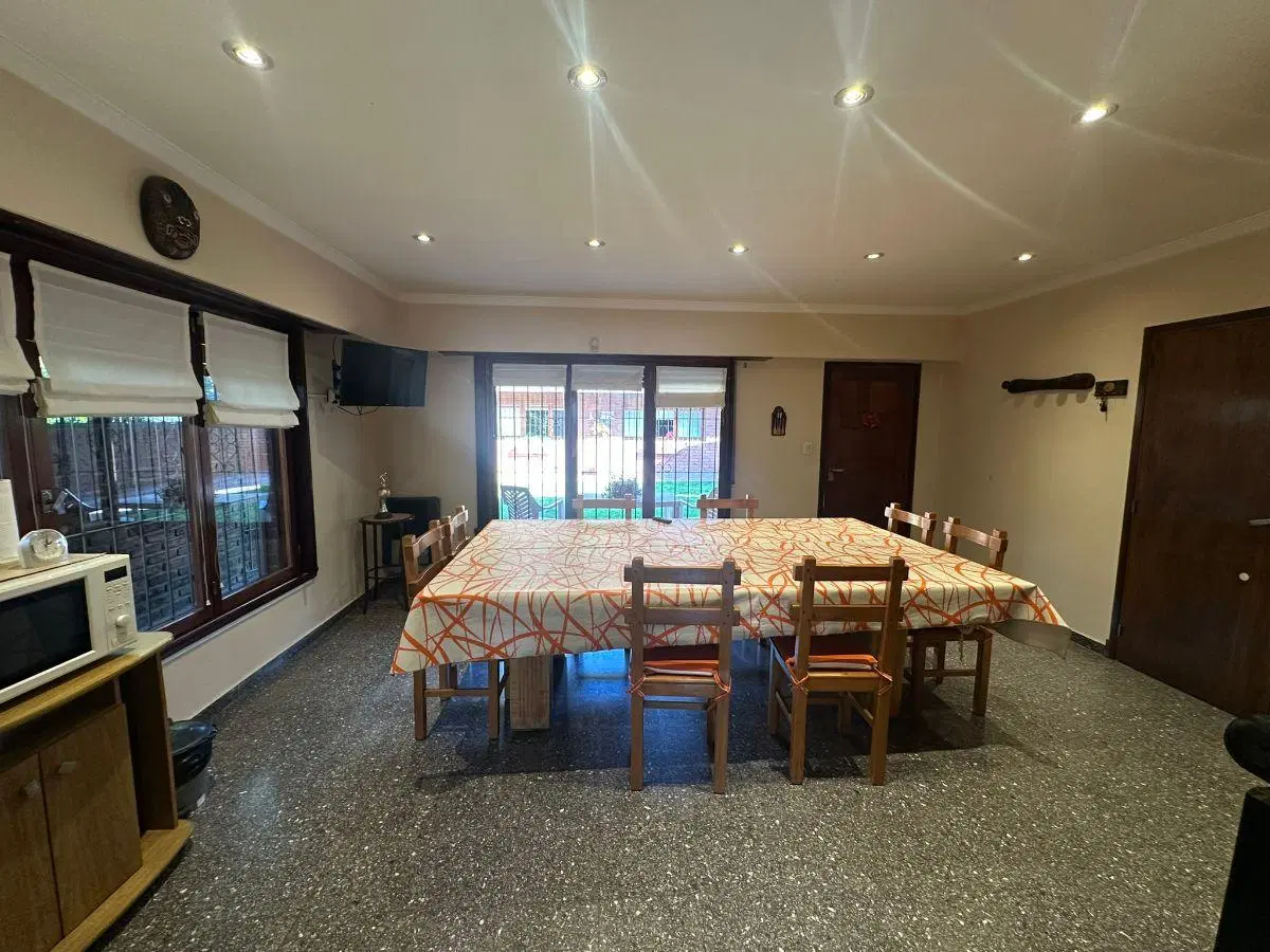 Chalet en venta apto credito c/ cochera doble y quincho en Los Pinares 5