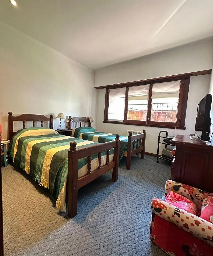 Chalet en venta apto credito c/ cochera doble y quincho en Los Pinares 2