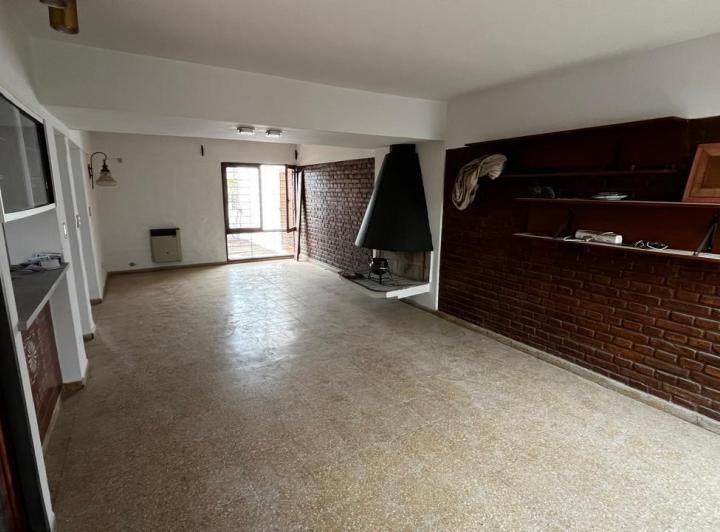 VENTA casa Cinco dormitorios Barrio San Francisco 4