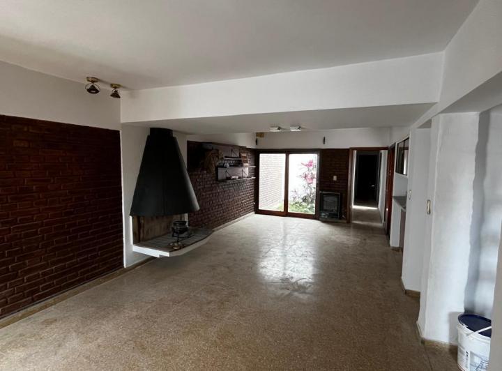 VENTA casa Cinco dormitorios Barrio San Francisco 2