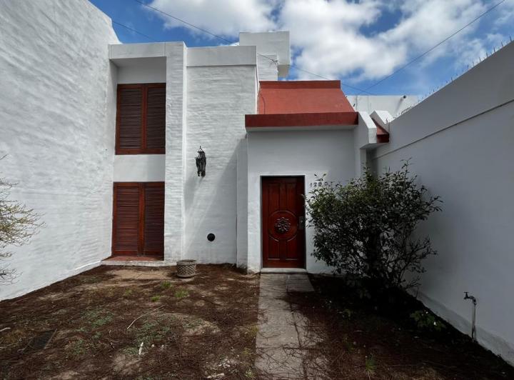 VENTA casa Cinco dormitorios Barrio San Francisco 5