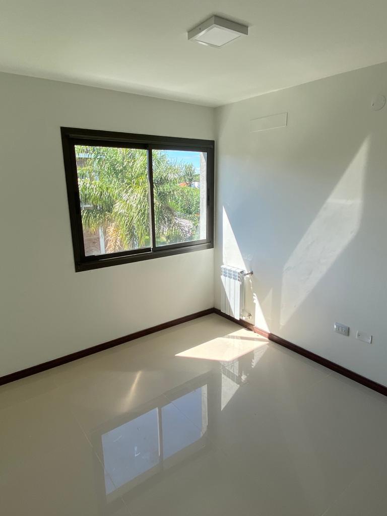 Foto de ALQUILER Housing Casa Dúplex tres dormitorios tres baños dos Cocheras, imagen 3