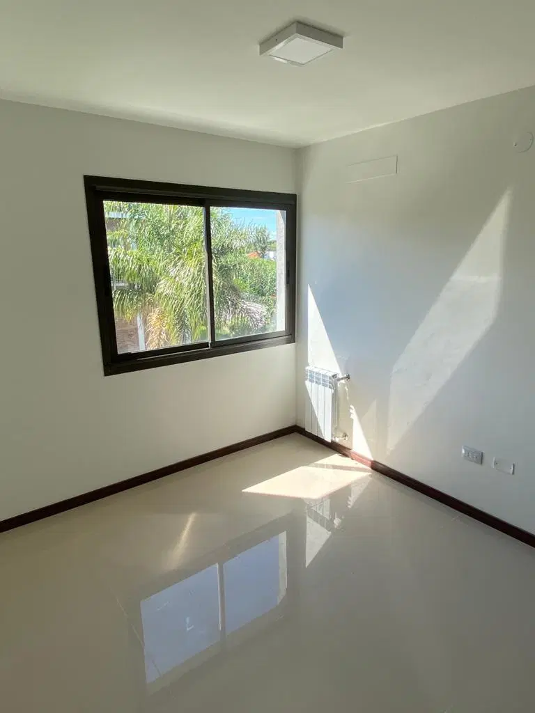 ALQUILER Housing Casa Dúplex tres dormitorios tres baños dos Cocheras SEGURIDAD 3