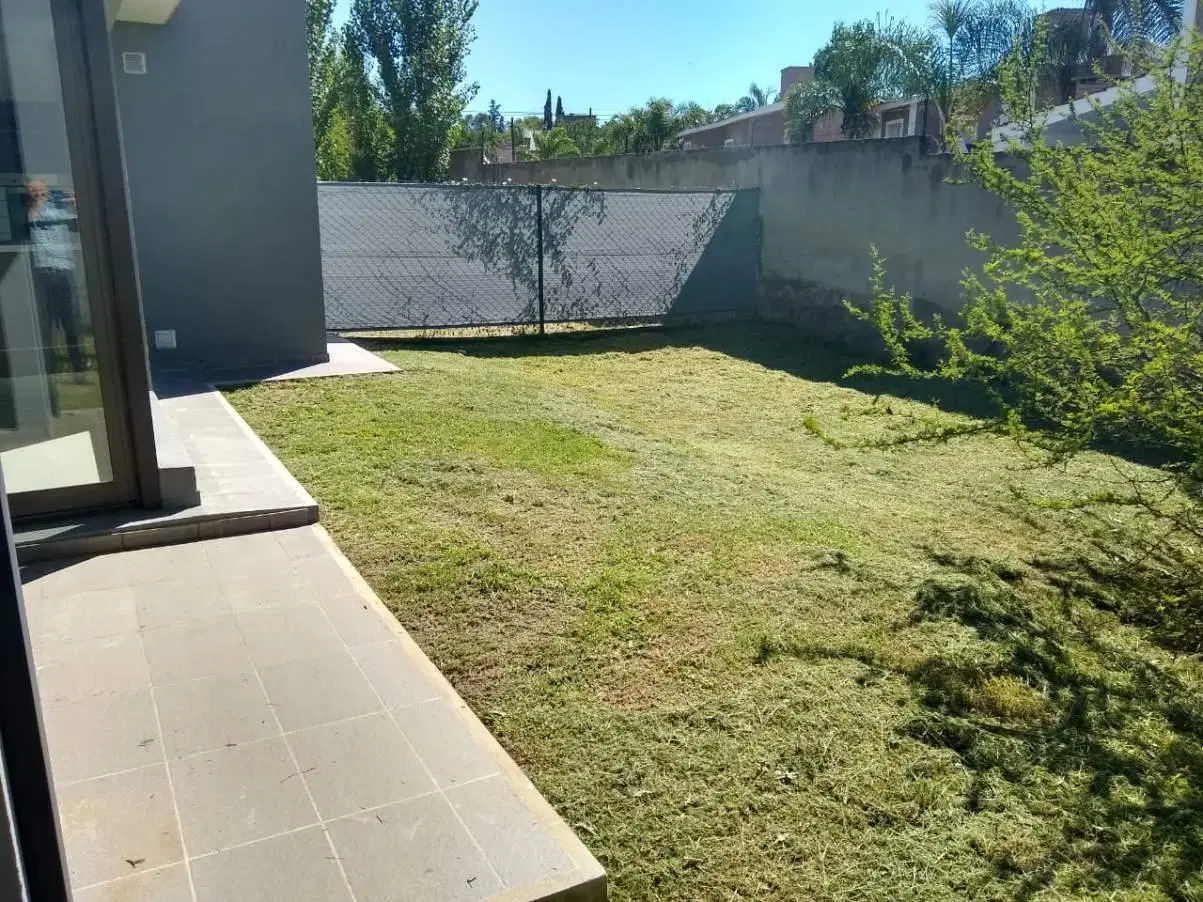 ALQUILER Housing Casa Dúplex tres dormitorios tres baños dos Cocheras SEGURIDAD 4