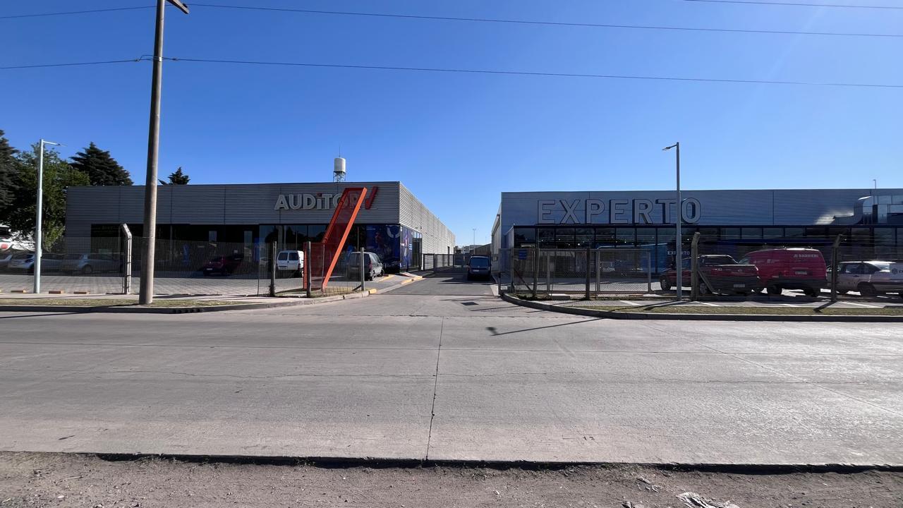Foto de ALQUILER Importante SHOWROOM con DEPÓSITO sobre Circunvalación SUR, imagen 2