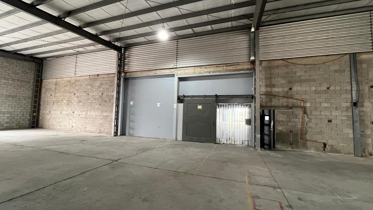 Foto de ALQUILER Importante DEPÓSITO con SHOWROOM sobre Circunvalación SUR, imagen 3
