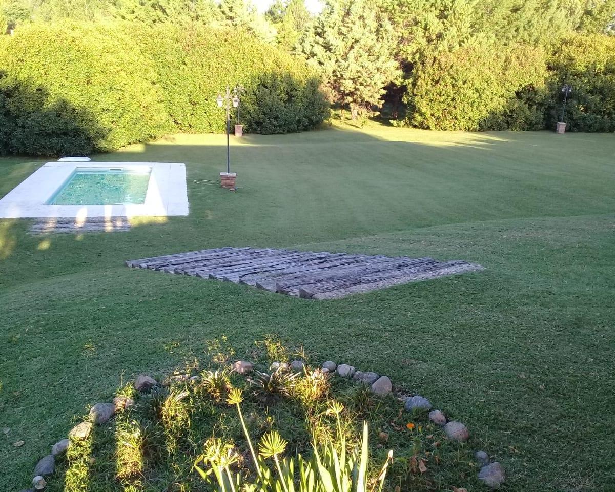 Casa de Verano con Imponente Jardín Parquizado 1
