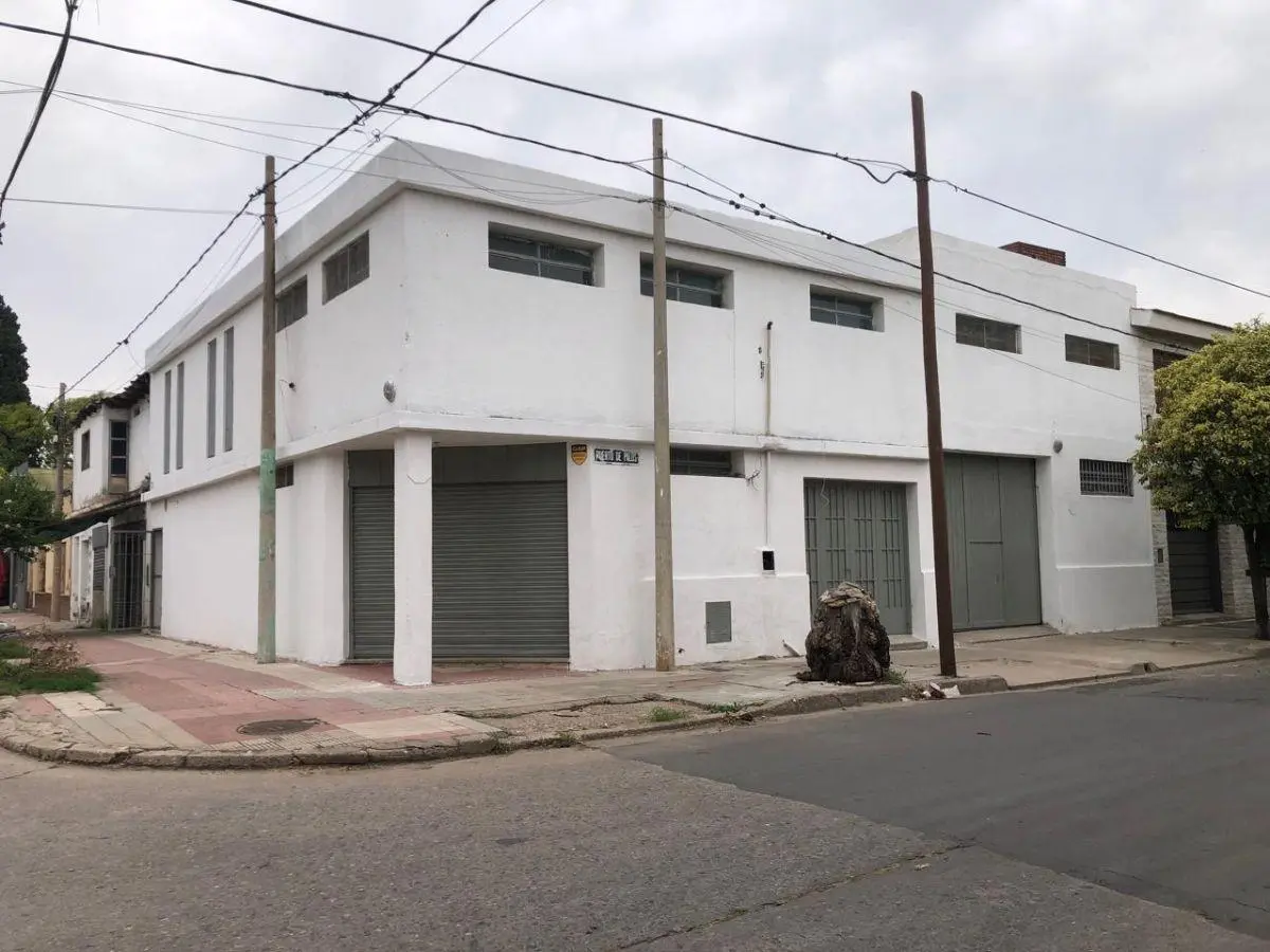 ¡OPORTUNIDAD! Galpón con Salón Comercial en Esquina – Excelente Potencial Comercial 2