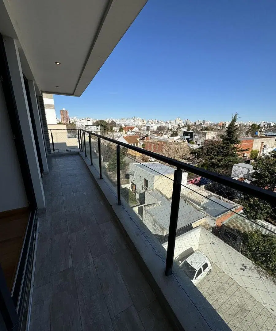 8 entre 33 y 34 - Departamento de categoría de tres dormitorios con cochera descubierta en Alquiler 3
