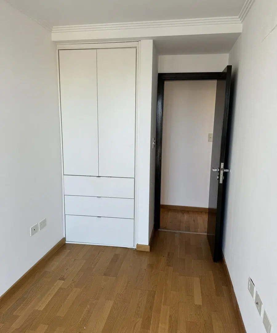 8 entre 33 y 34 - Departamento de categoría de tres dormitorios con cochera descubierta en Alquiler 2