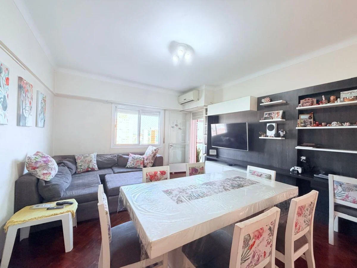 Semipiso en venta en Barrio General Paz con balcón y cochera!