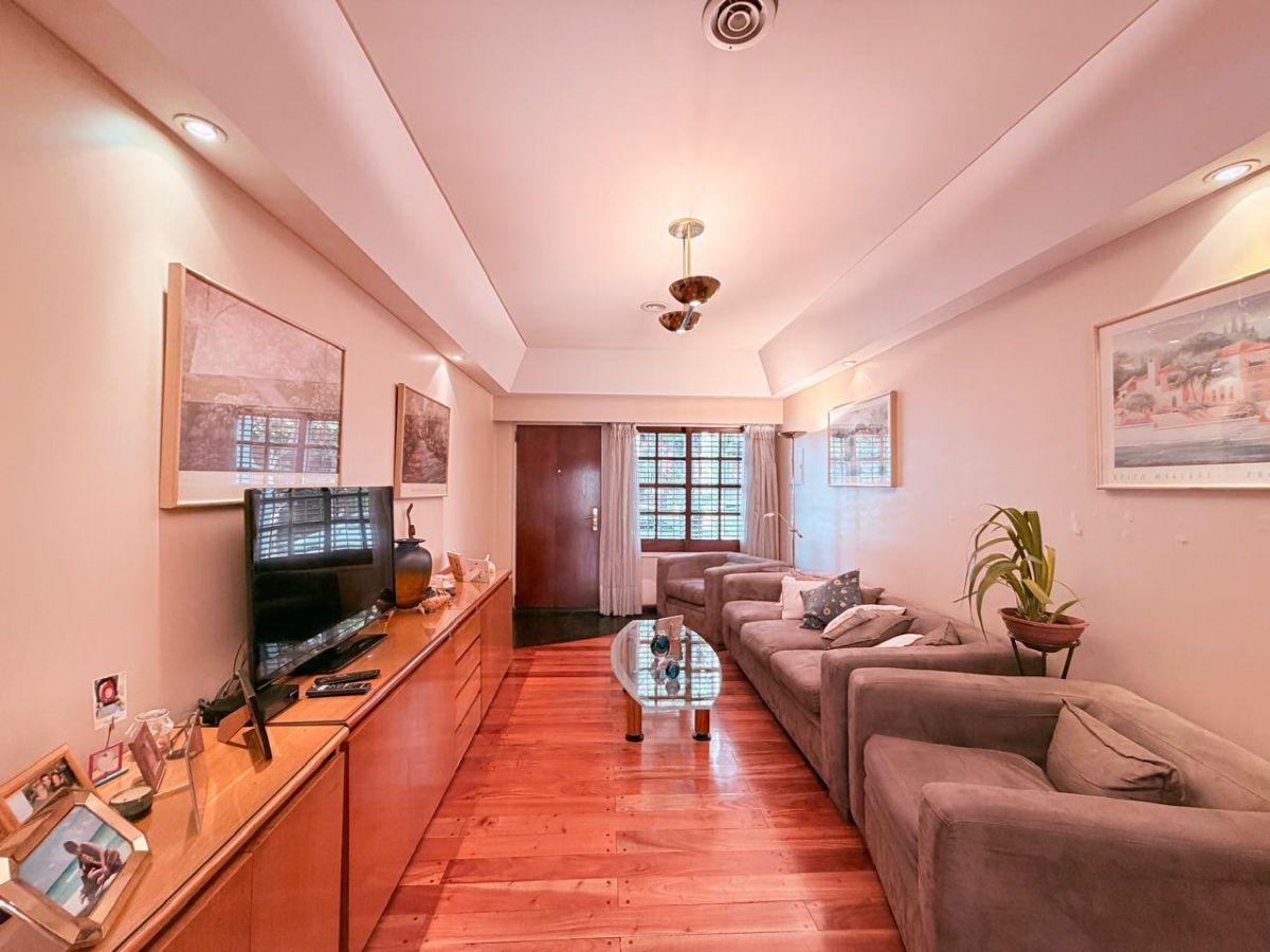 DUPLEX en venta en tres plantas con pileta, cochera y patio