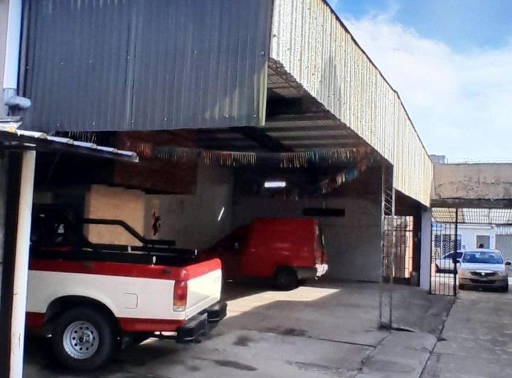 VENTA DE LOCAL COMERCIAL CON COCHERAS EN S NICOLAS 2