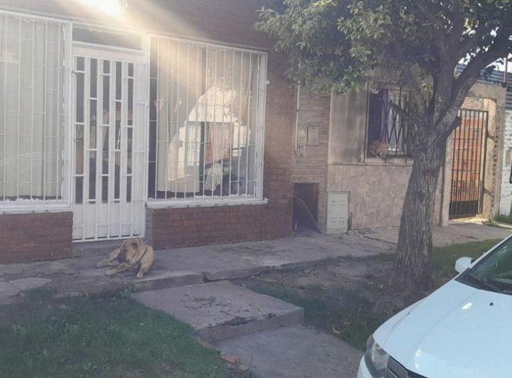 VENDO CASA CON LOCAL Y 2 DEPARTAMENTOS POMBO 131 5