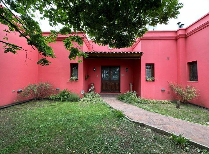 VENTA CASA 4 DORM PILETA AP. CRED. CENTRO 1