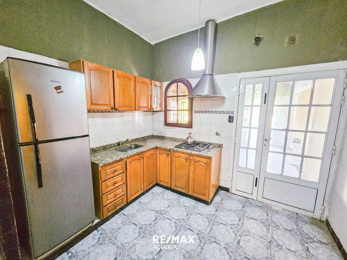 VENTA DE CASA EN ESQUINA CON PILETA Y QUINCHO 3