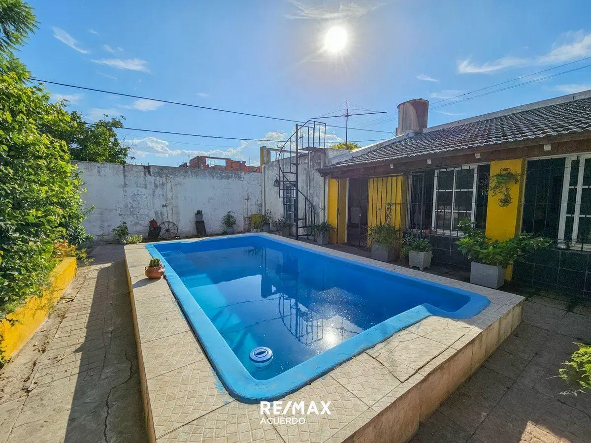 VENTA DE CASA EN ESQUINA CON PILETA Y QUINCHO 5