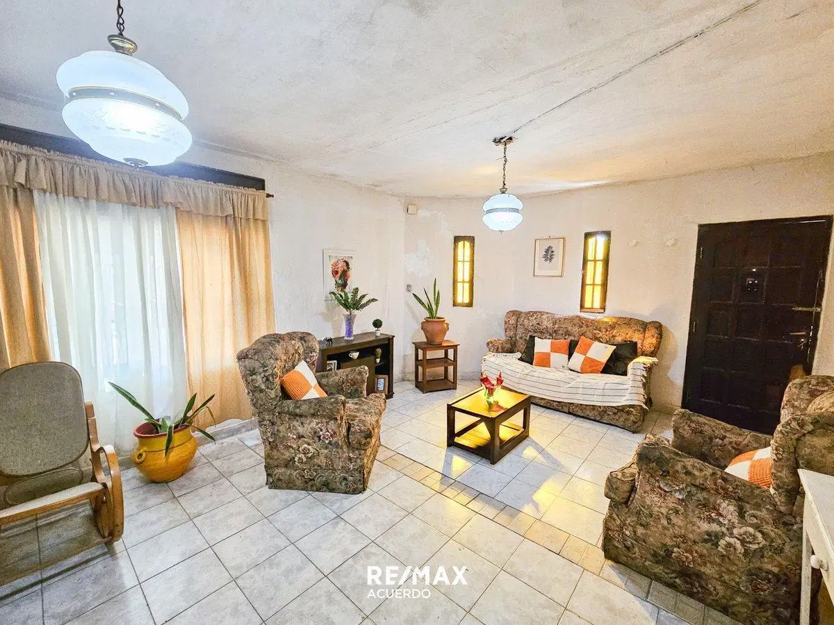 VENTA DE CASA EN ESQUINA CON PILETA Y QUINCHO 4