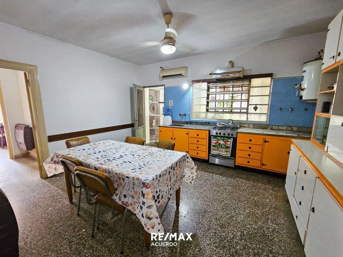 VENTA CASA EXCELENTE UBICACIÓN 3 DORM Y COCHERA 2