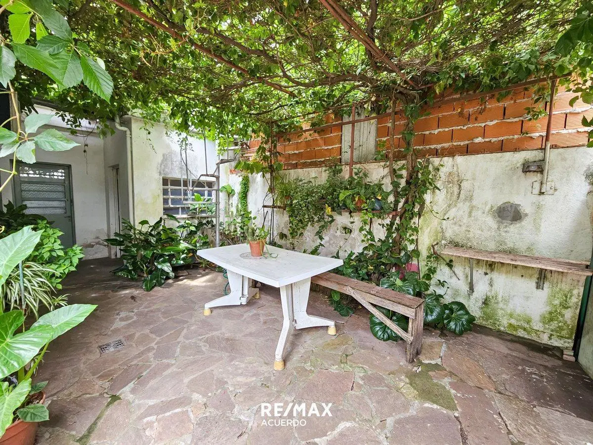 VENTA CASA EXCELENTE UBICACIÓN 3 DORM Y COCHERA 5