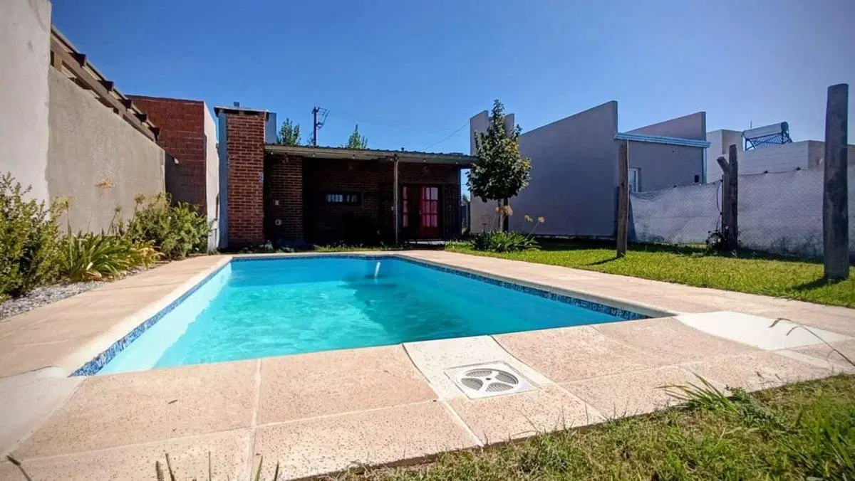 Venta de casa a estrenar con pileta Villa Ramallo 2