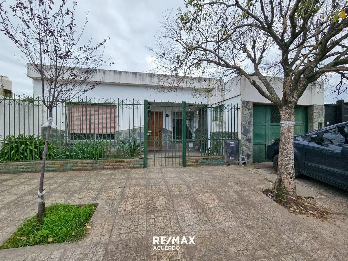 VENTA AMPLIA CASA APTO CREDITO EN SAN NICOLAS 4