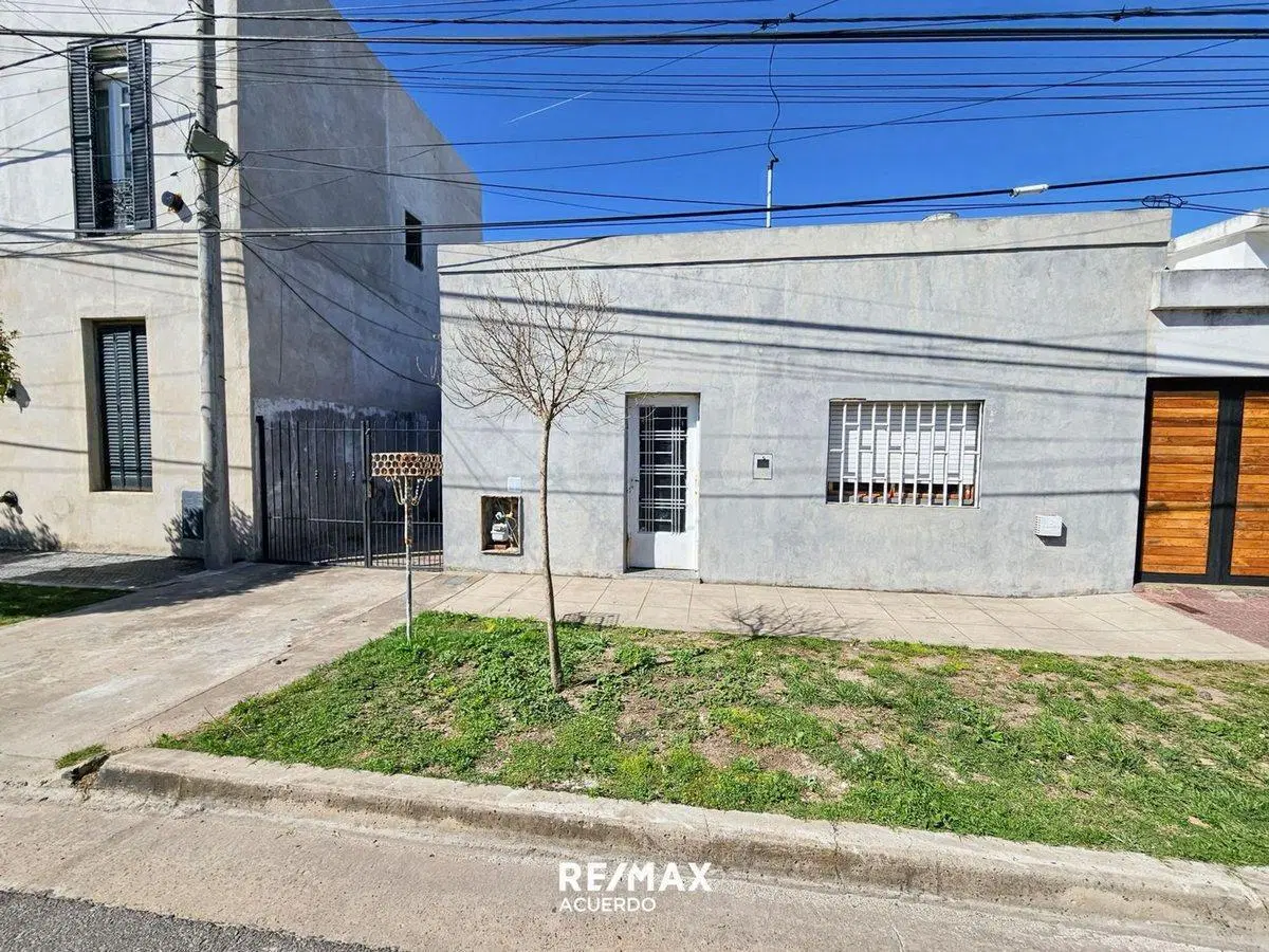 VENTA CASA LA EMILIA 2 HAB MAS DEPTO A REFACCIONAR 2