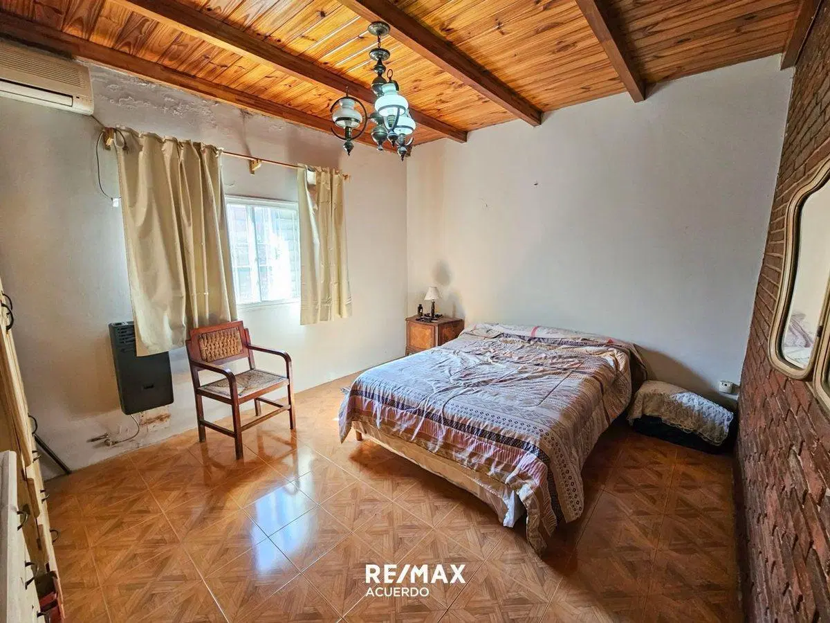 VENTA CASA LA EMILIA 2 HAB MAS DEPTO A REFACCIONAR 5