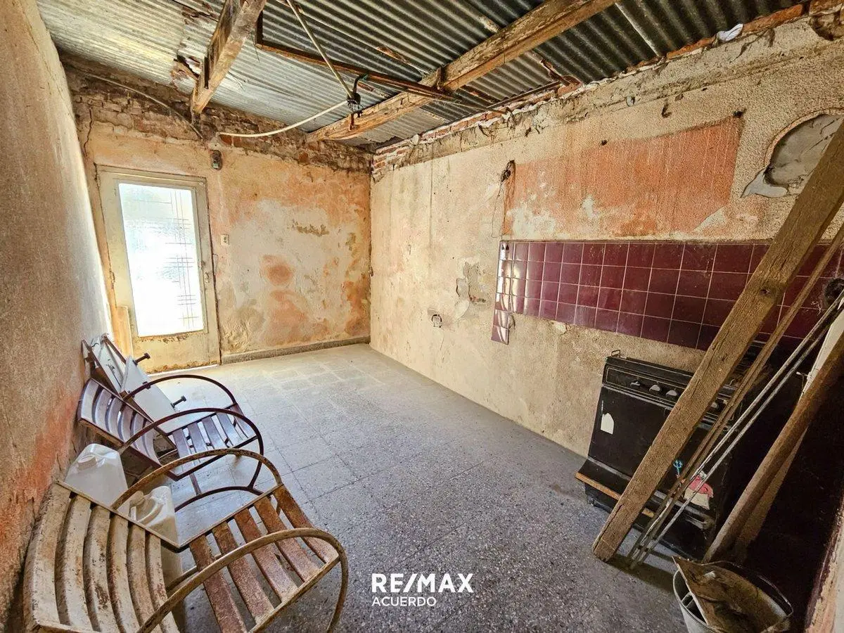 VENTA CASA LA EMILIA 2 HAB MAS DEPTO A REFACCIONAR 4