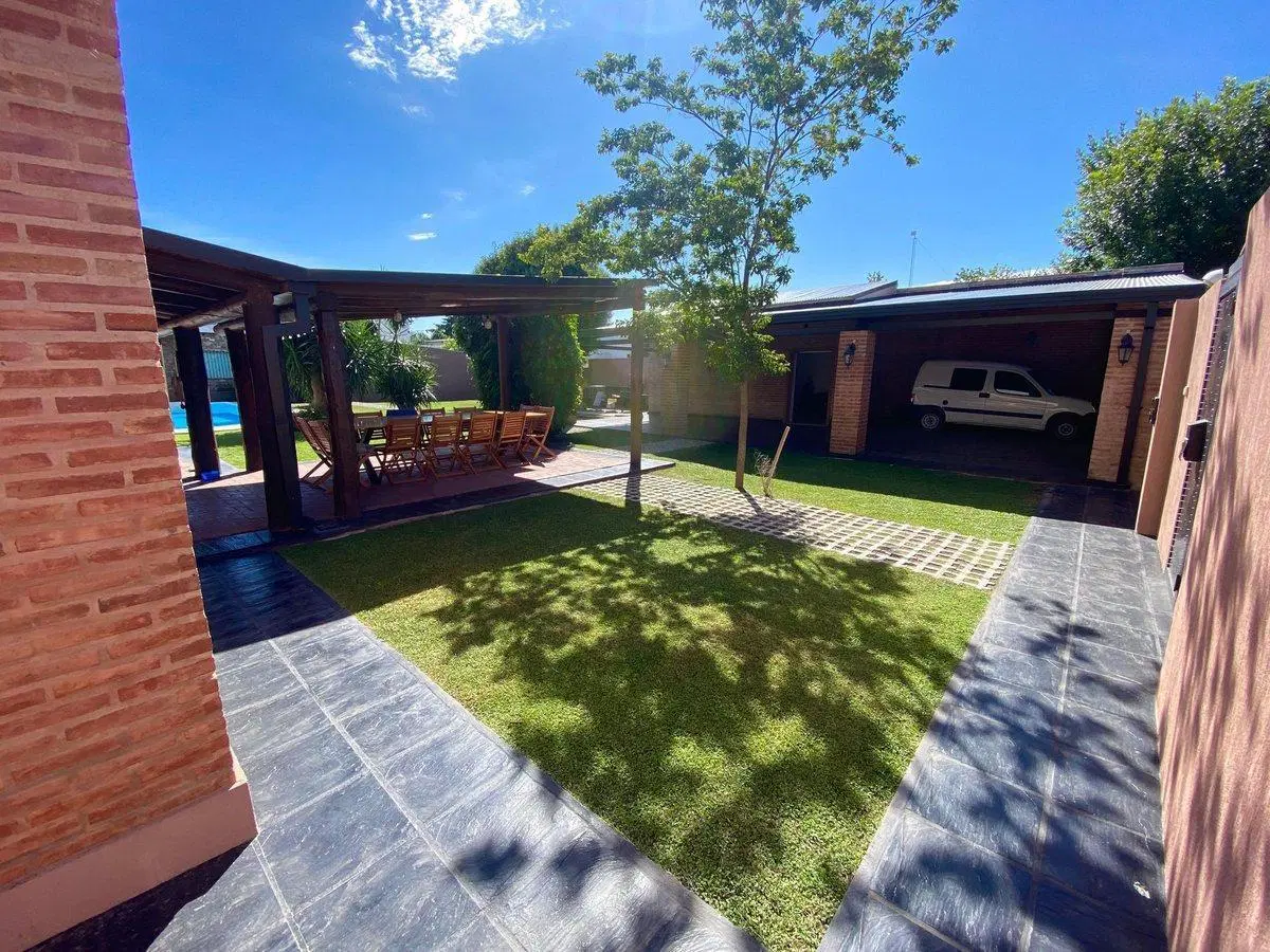 VENTA-CASA C/PISCINA Y QUINCHO - 700m2 B. YAGUARÓN 3