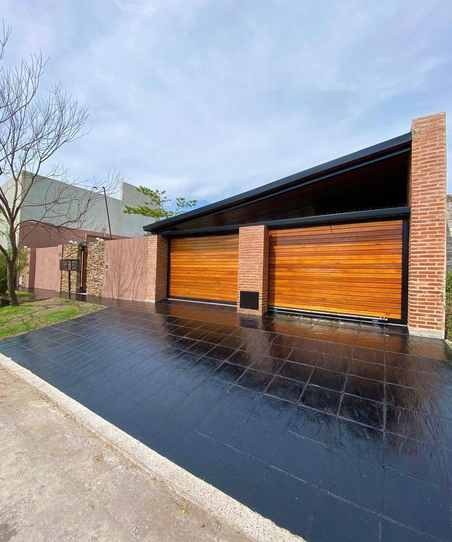 VENTA-CASA C/PISCINA Y QUINCHO - 700m2 B. YAGUARÓN