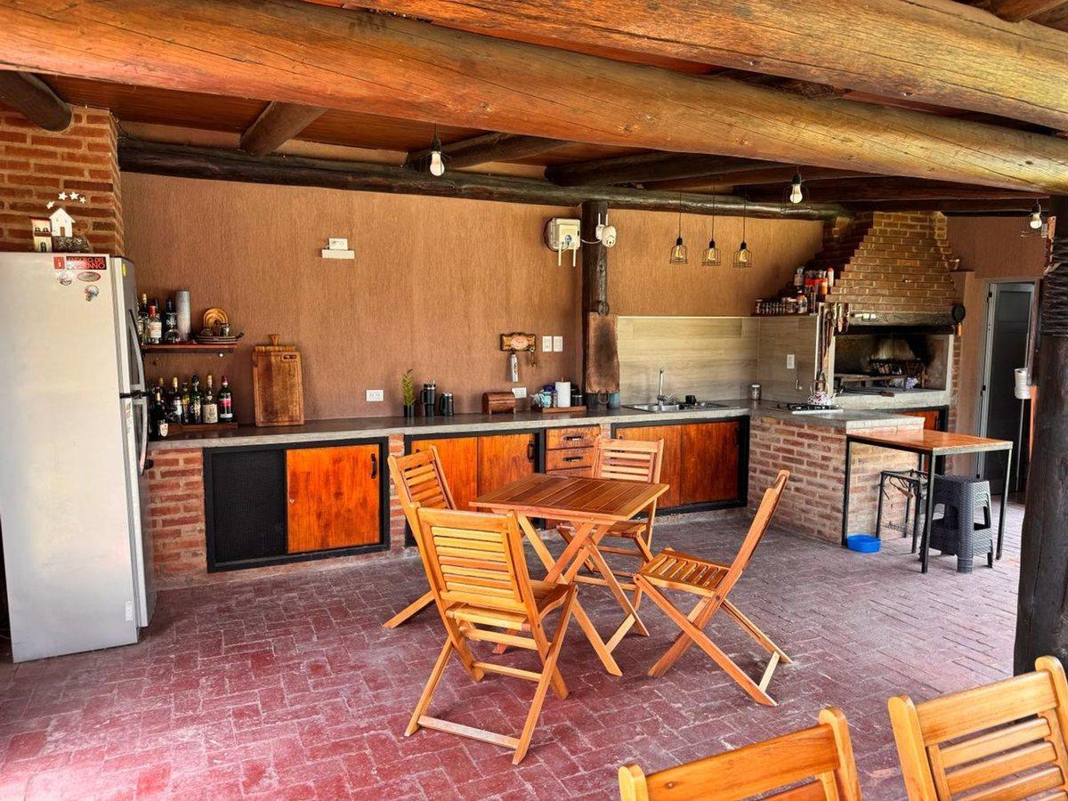 Foto de VENTA-CASA C/PISCINA Y QUINCHO - 700m2 B. YAGUARÓN, imagen 2