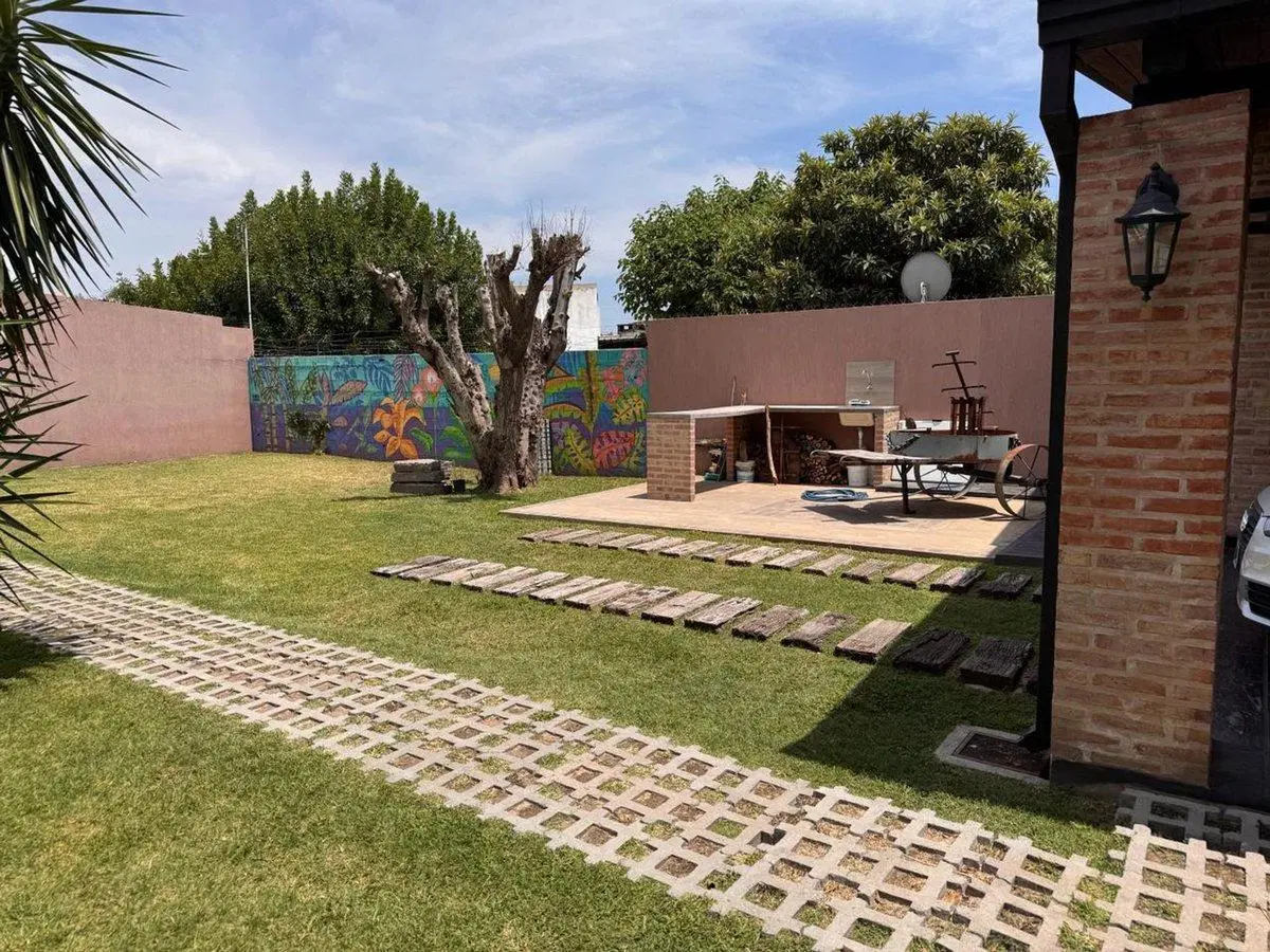 VENTA-CASA C/PISCINA Y QUINCHO - 700m2 B. YAGUARÓN 5