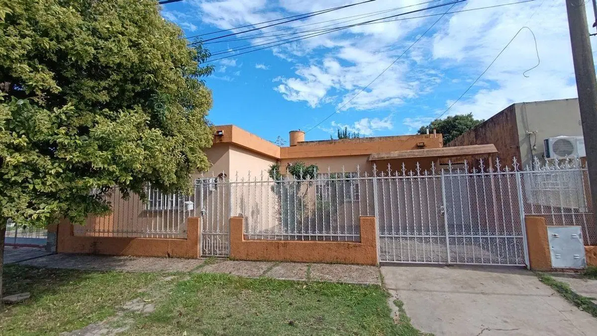 Venta casa 2 habitaciones con quincho y jardín 2