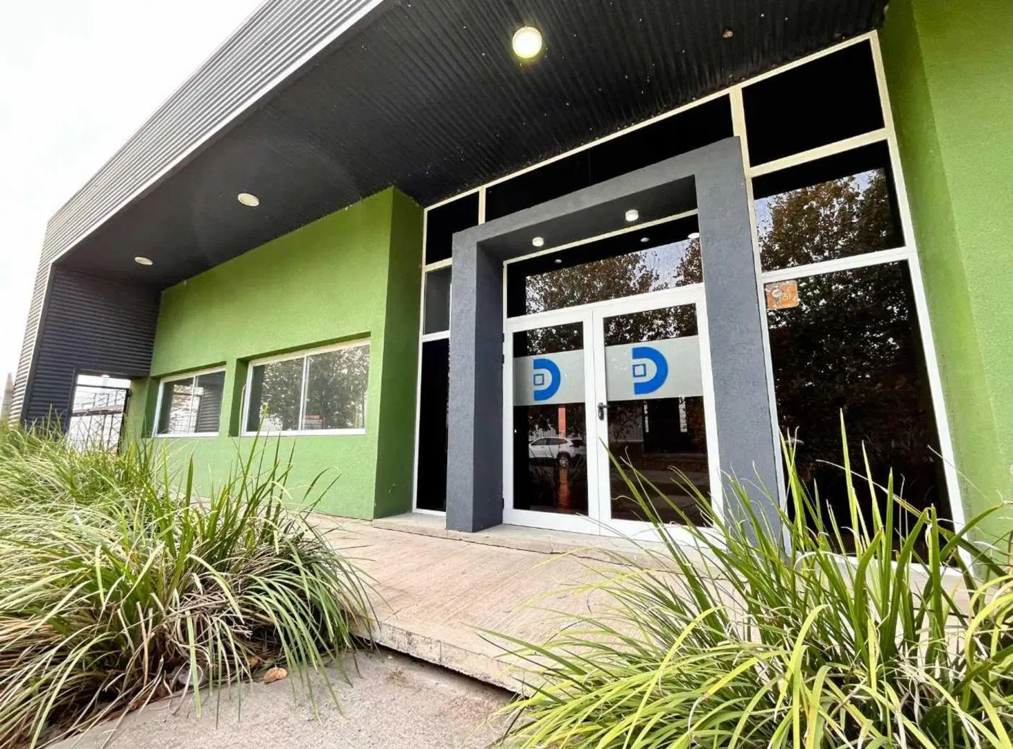 SE ALQUILA COMPLEJO DE OFICINAS Y GALPON COMIRSA 4