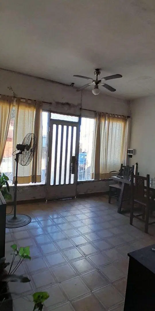 VENDO CASA CON LOCAL Y 2 DEPARTAMENTOS POMBO 131 5