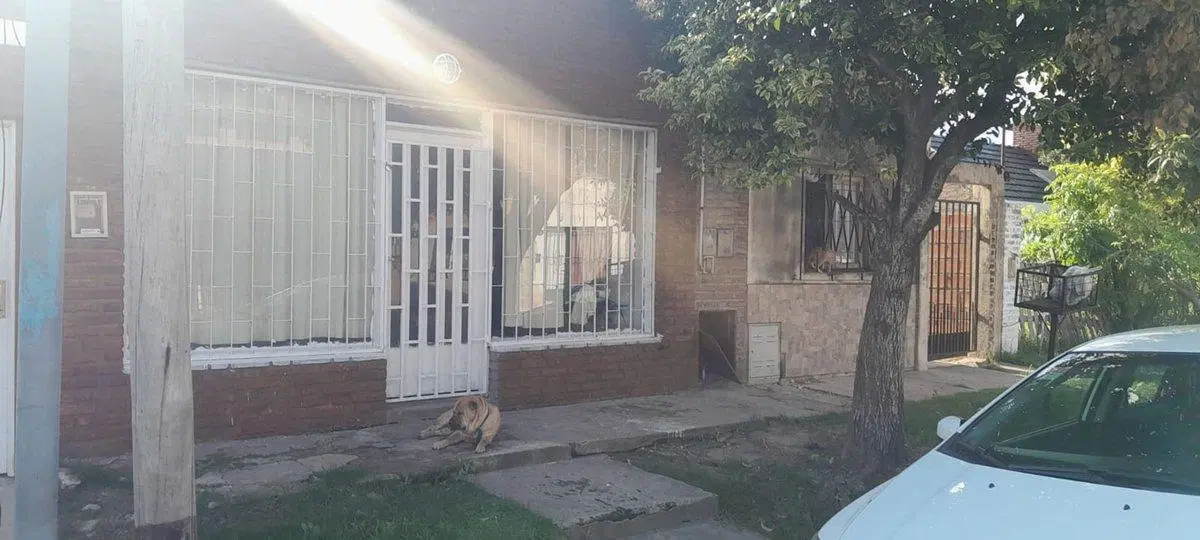 VENDO CASA CON LOCAL Y 2 DEPARTAMENTOS POMBO 131 4