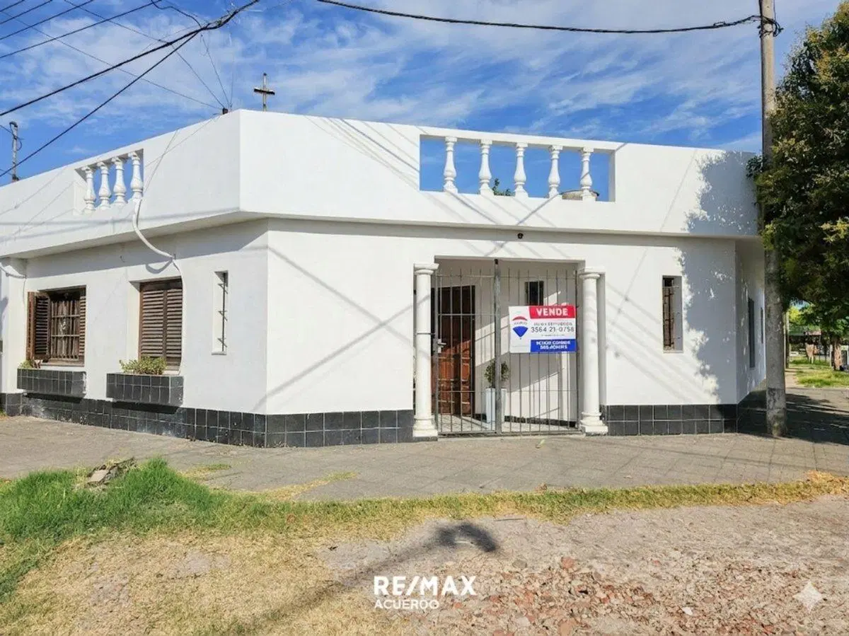 VENTA DE CASA EN ESQUINA CON PILETA Y QUINCHO 2