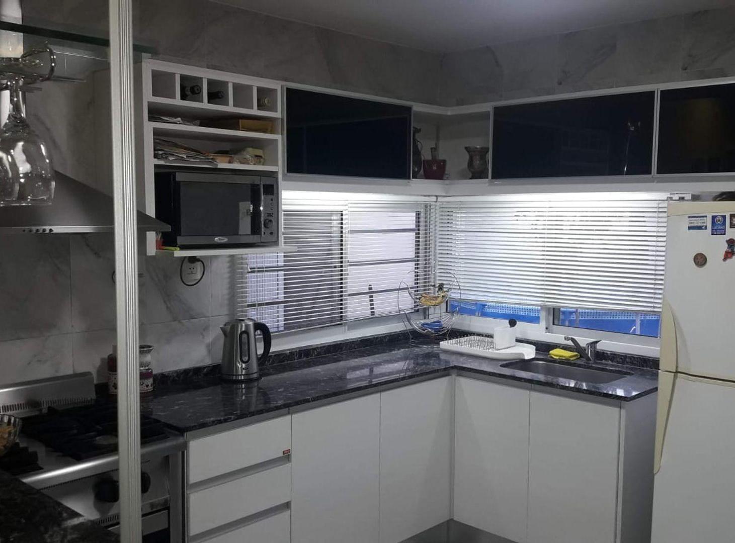 VENTA DE CASA DOS DORM. + DORM Y BAÑO DE SERVICIO