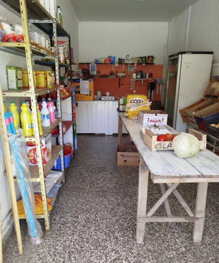 VENTA CASA A REFACCIONAR CON 2 LOCALES - EREZCANO 4