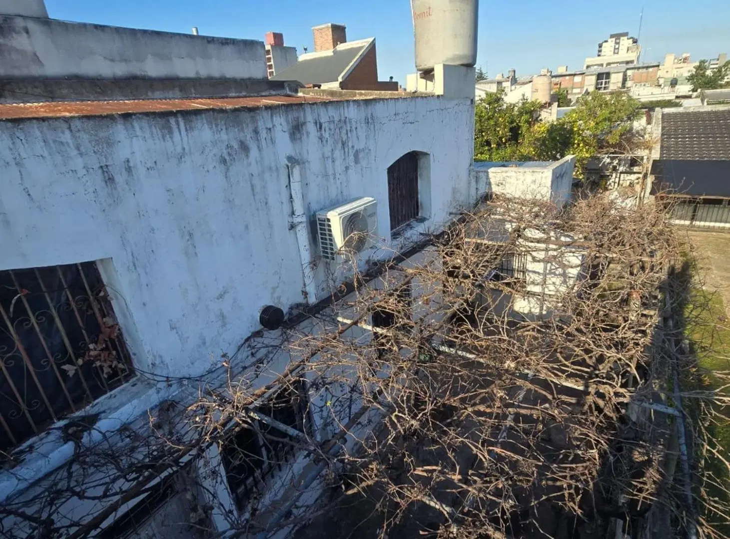 CASA C/2 LOCALES AL FRENTE +DEPENDENCIAS A DEMOLER 5
