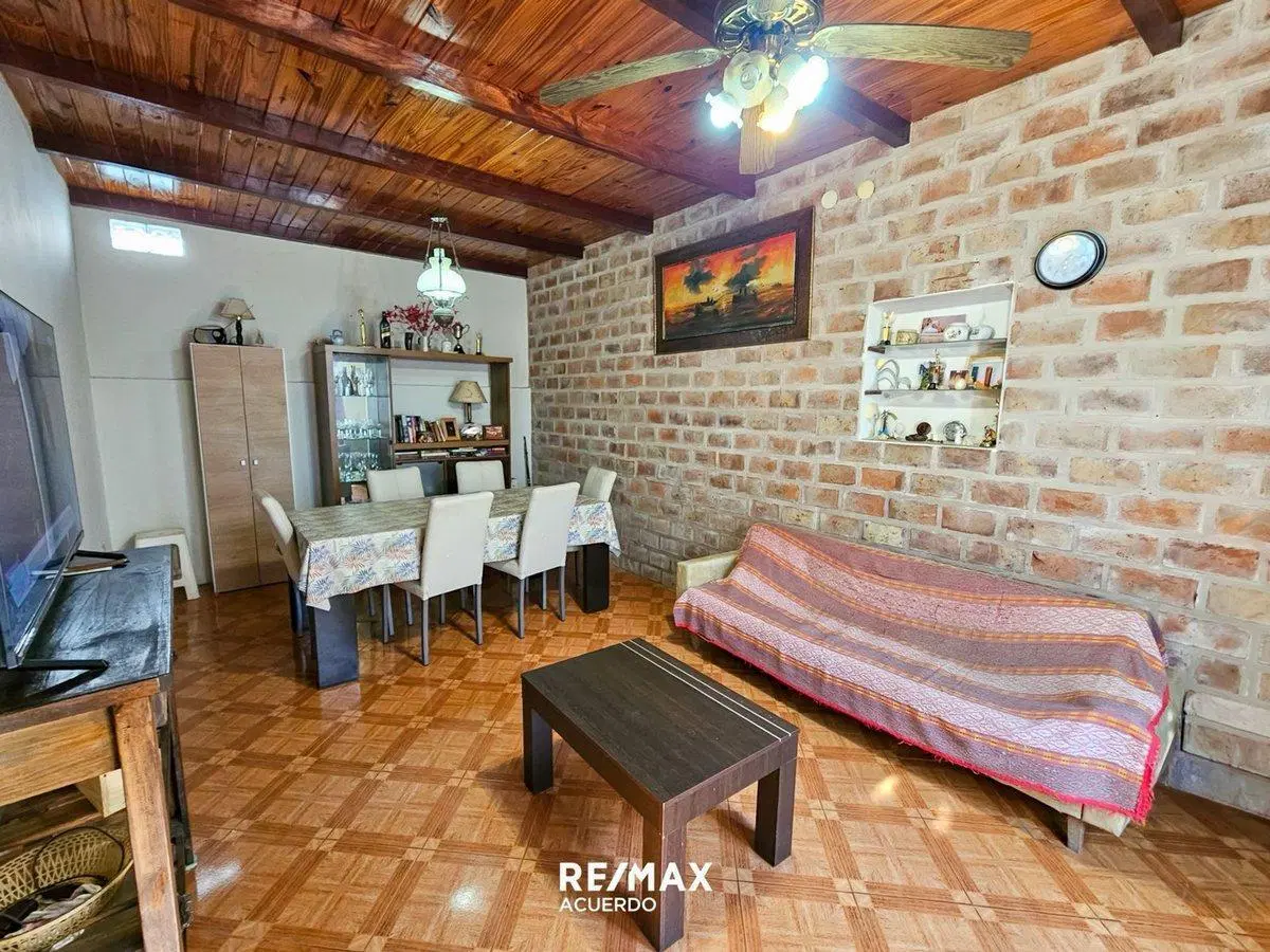 VENTA CASA LA EMILIA 2 HAB MAS DEPTO A REFACCIONAR 4