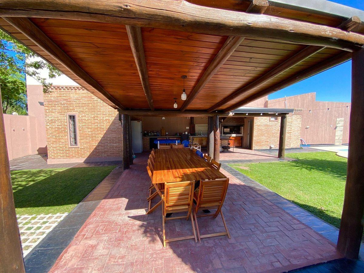 Foto de VENTA-CASA C/PISCINA Y QUINCHO - 700m2 B. YAGUARÓN, imagen 4