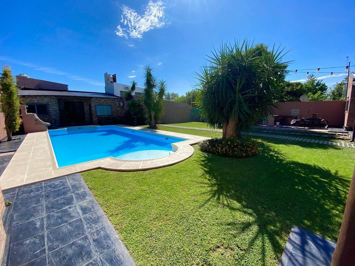 Foto de VENTA-CASA C/PISCINA Y QUINCHO - 700m2 B. YAGUARÓN, imagen 1