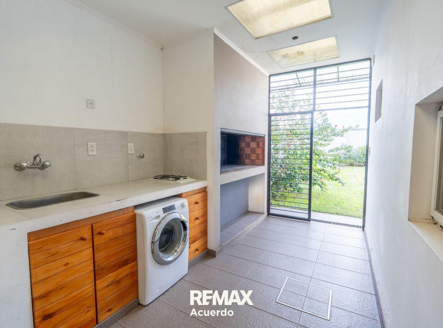 Foto de VENTA CASA 3 DORMI.AMPLIO PARQUE Y COCHER AQUINCHO, imagen 2