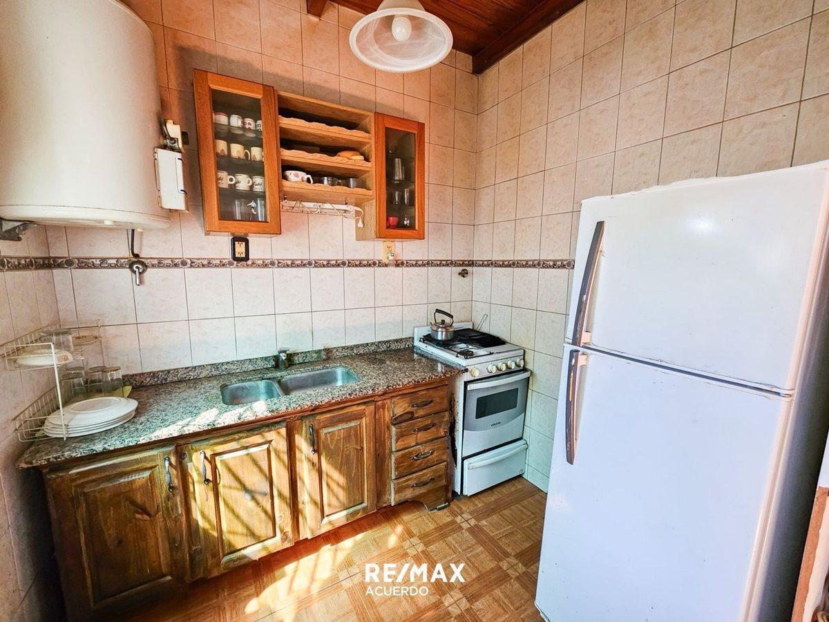 Foto de VENTA CASA LA EMILIA 2 HAB MAS DEPTO A REFACCIONAR, imagen 1
