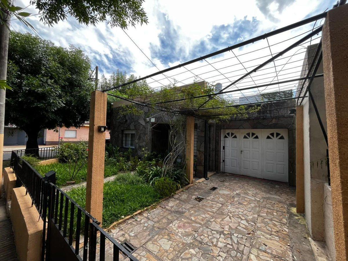 Foto de VENTA CASA 2 DORMITORIOS AV ALBERDI 597, APTA CRED, imagen 3
