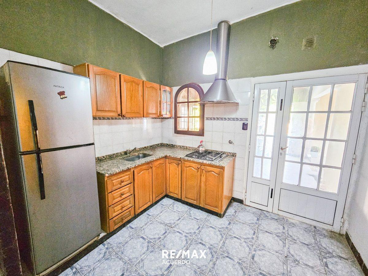 Foto de VENTA DE CASA EN ESQUINA CON PILETA Y QUINCHO, imagen 4