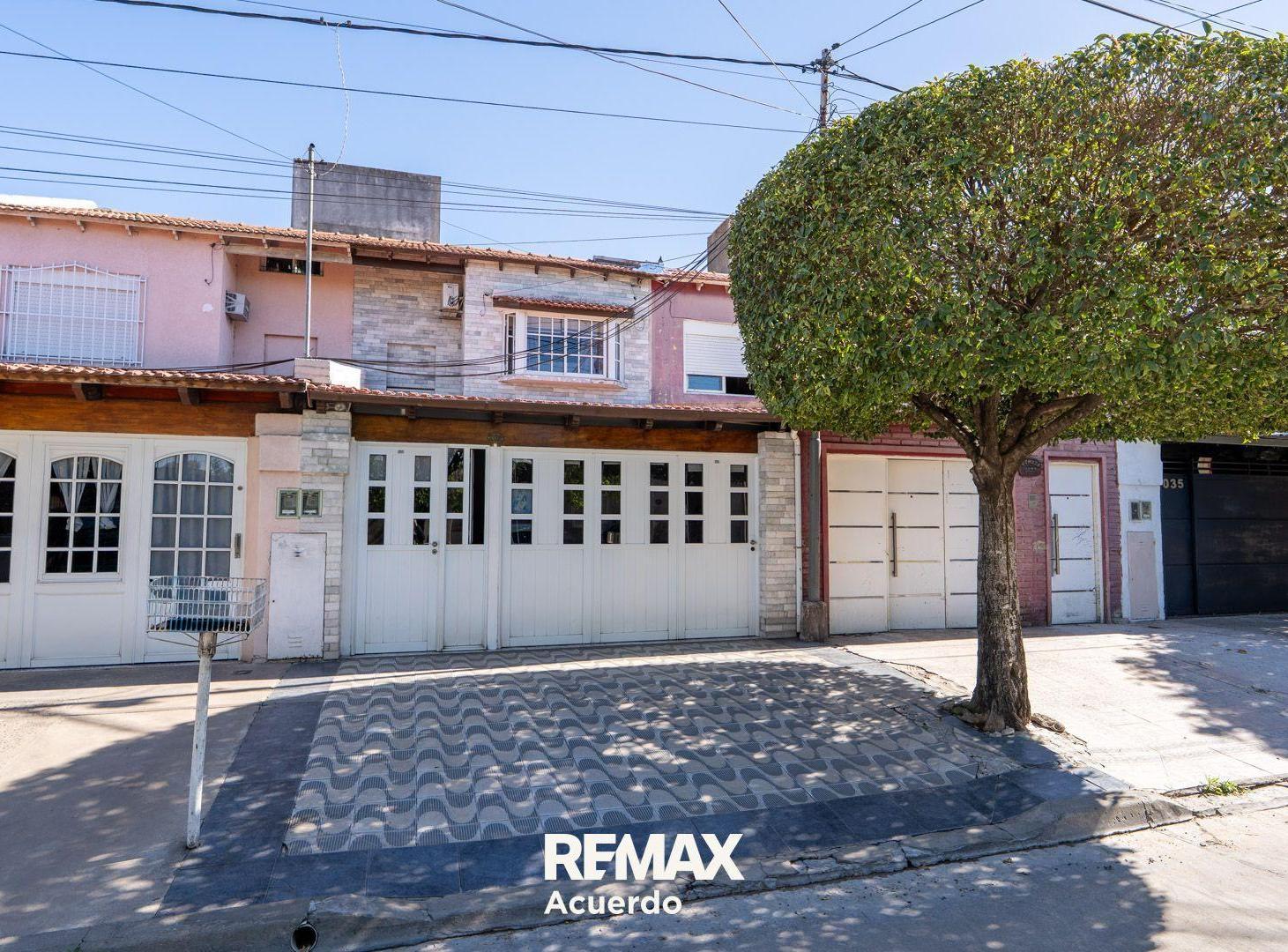 Foto de VENTA CASA DUPLEX - 4 DORM Y COCHERA - SAN NICOLAS, imagen 1